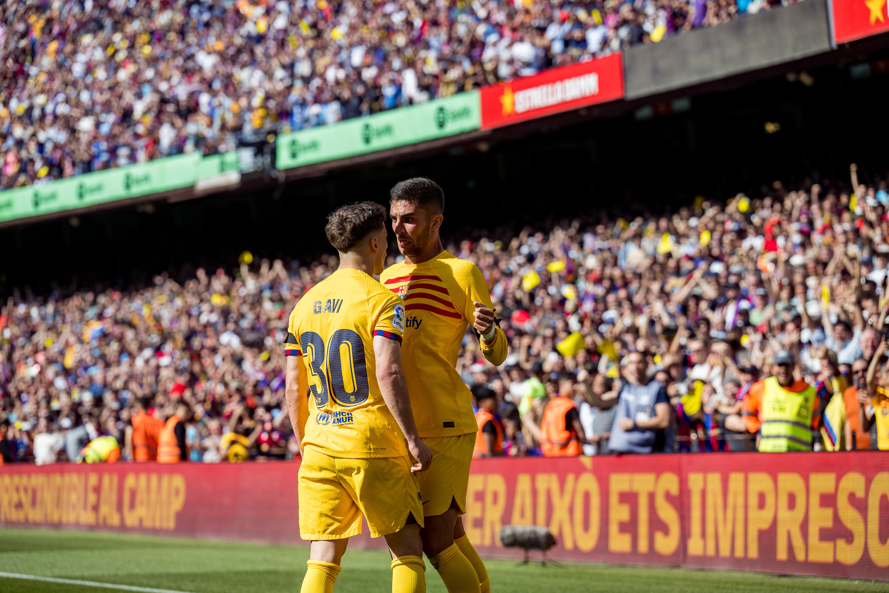 Gavi y Ferran Torres, celebrando el gol contra el Atlético / FCB