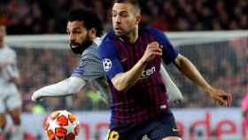 Jordi Alba supera a Mohamed Salah / EFE