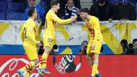 Dest, Gavi y Pedri, celebrando el primer gol del derbi / EFE