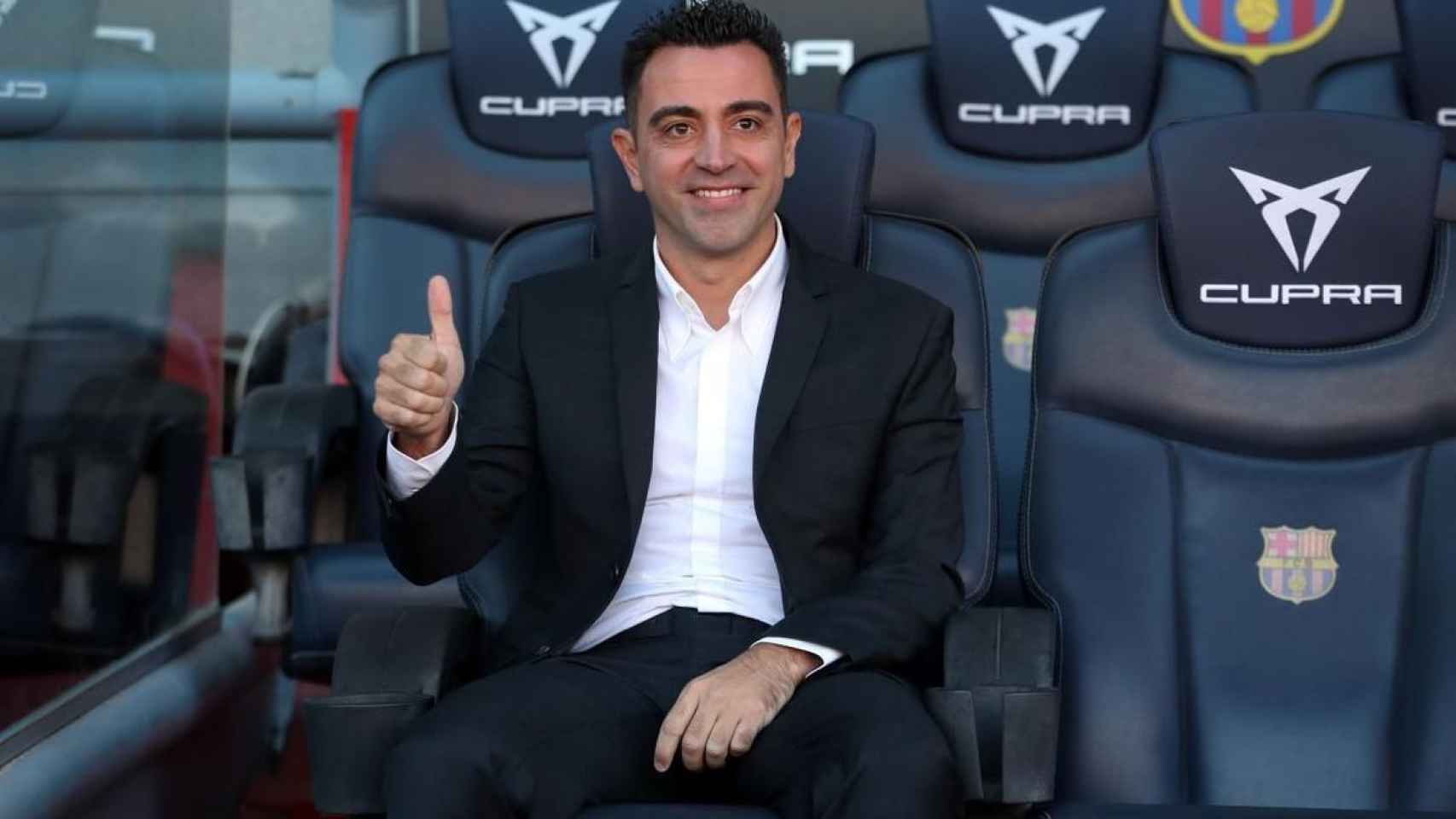 Xavi con el pulgar hacia arriba Barça / FCB