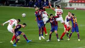 Una acción de un Barça-Sevilla, objeto de aplazamiento con pros y contras ahora / EFE