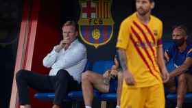 Koeman mirando a Messi durante el Barça-Nàstic / EFE