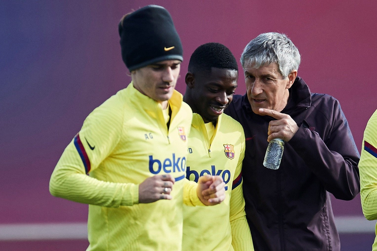 Setién conversa con Dembelé en un entrenamiento del Barça / EFE