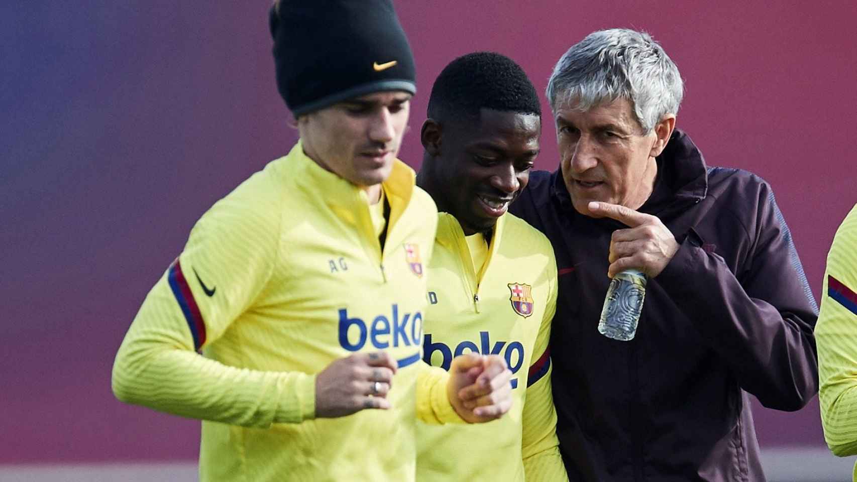 Setién conversa con Dembelé en un entrenamiento del Barça / EFE