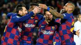 Messi celebra su gol ante el Granada con sus compañeros | EFE