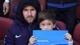 Messi junto a su hijo Thiago en la grada / EFE
