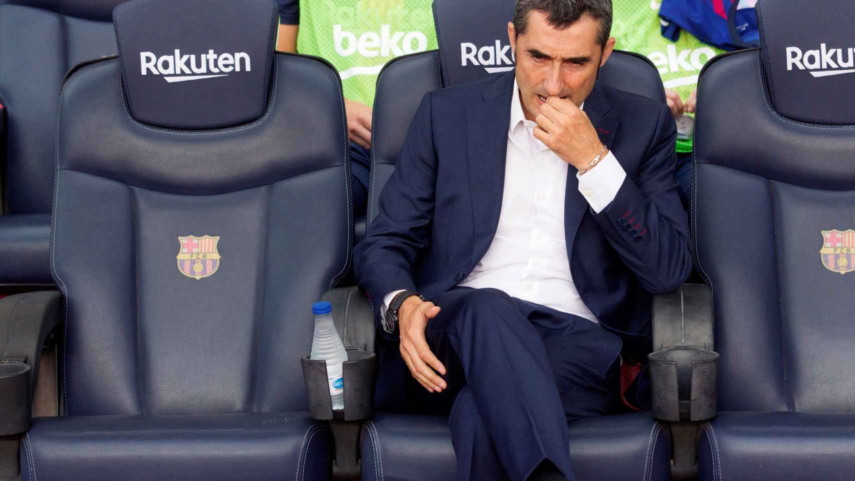 Ernesto Valverde en el banquillo del Camp Nou frente al Huesca / EFE