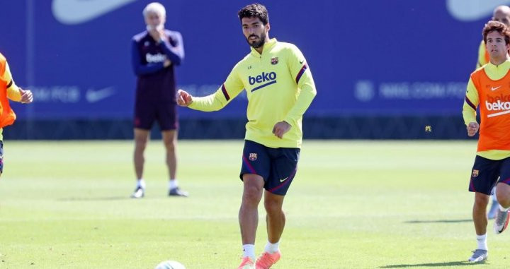 Luís Suárez durante el entrenamiento en el Camp Nou /FC BARCELONA