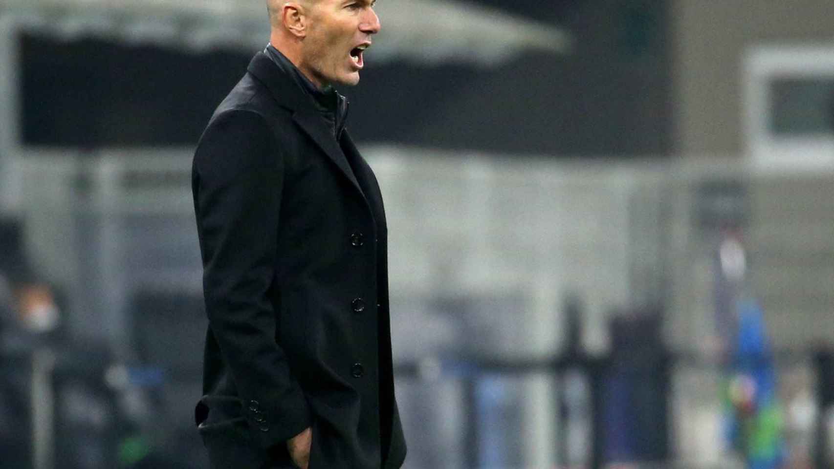 Zidane en un partido en el banquillo del Real Madrid / EFE