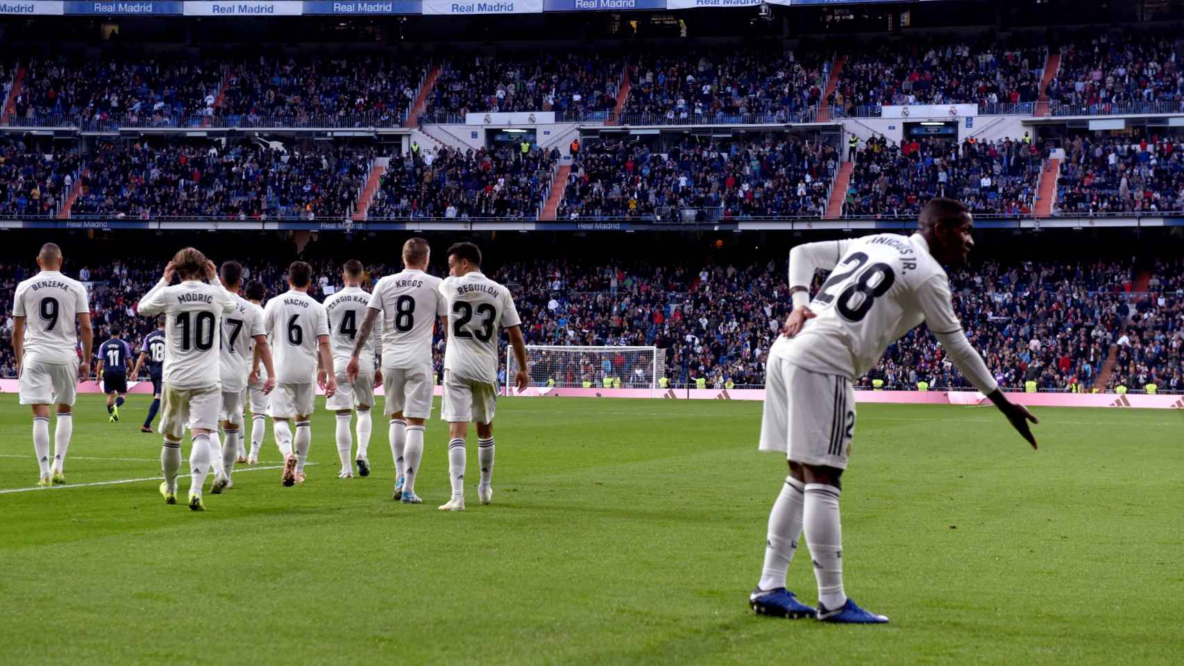 Vinicius celebra su intervención en el primer gol del Real Madrid contra el Valladolid / EFE