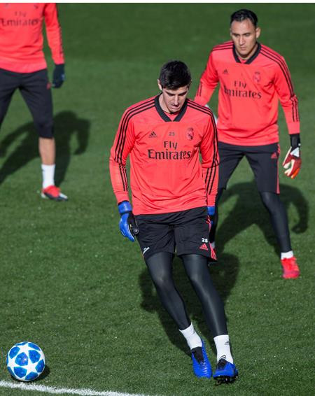 Keylor Navas y Thibaut Courtois en un entrenamiento del Real Madrid / EFE