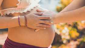 Mujer embarazada sintiendo las patadas de su bebé en la barriga / PIXABAY