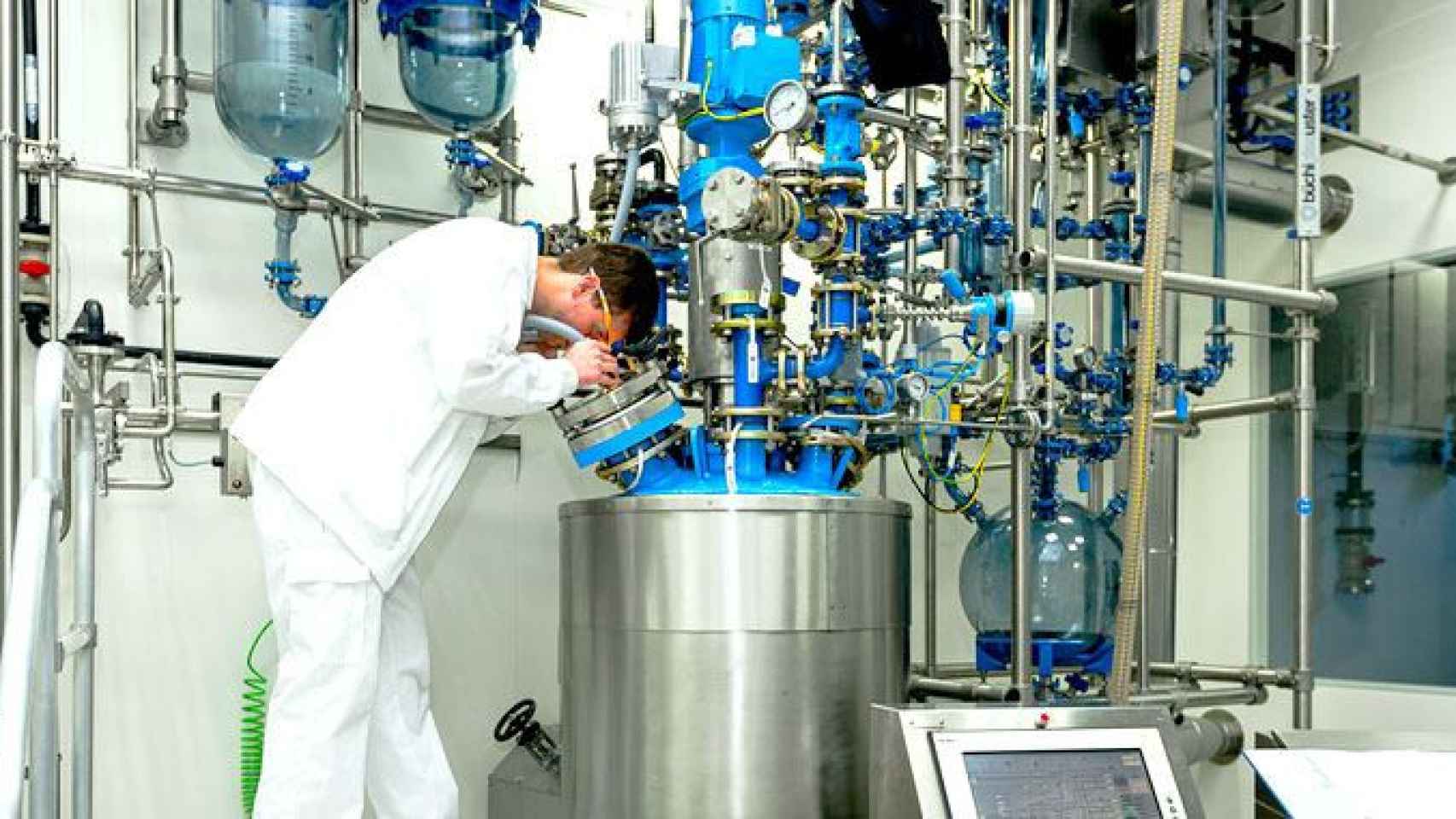 Un empleado supervisa un proceso de síntesis en el desarrollo químico de la planta piloto / BOEHRINGER