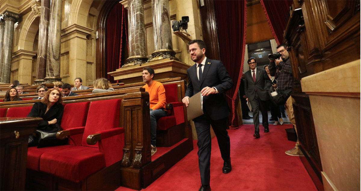 Pere Aragonès (ERC) entra en el hemiciclo del Parlament seguido de Salvador Illa (PSC)  / PARLAMENT