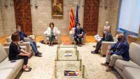 El presidente de la Generalitat, Pere Aragonès, reuniéndose con la presidenta de la ANC y otros integrantes de esta entidad privada ultranacionalista en la sede de la Generalitat / PACO J. MUNOZ - GENERALITAT