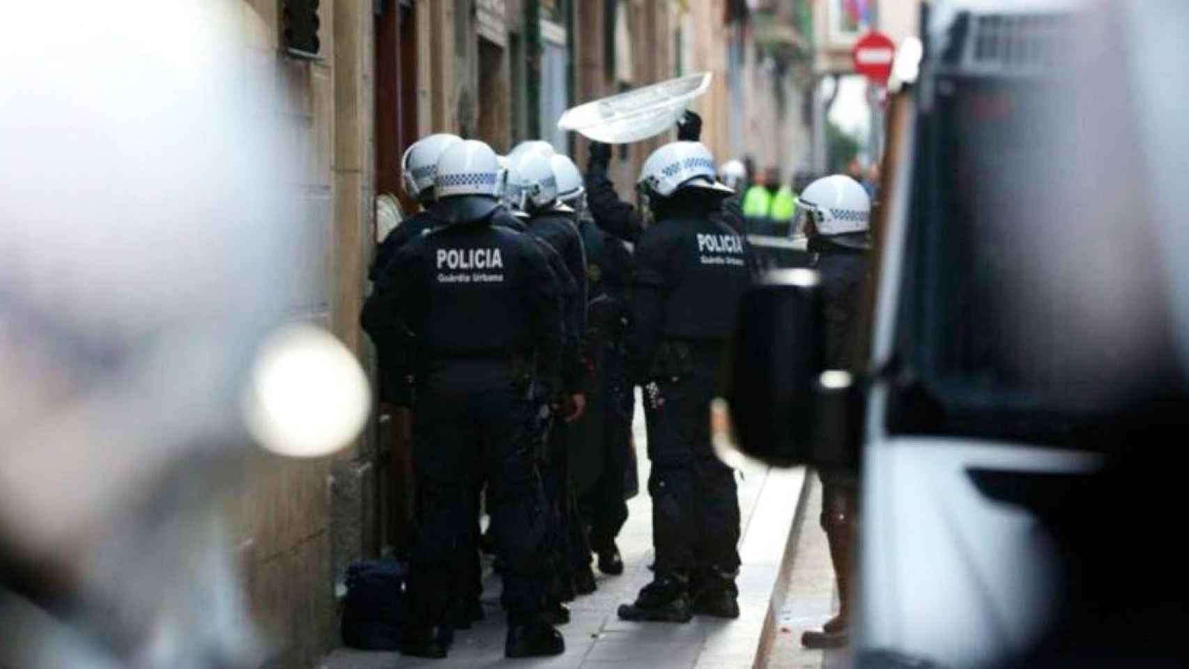 La policía acude a una casa okupada de Barcelona