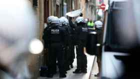 La policía acude a una casa okupada de Barcelona