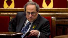 Quim Torra, presidente de la Generalitat, durante un pleno en el Parlamento con otros diputados catalanes / EFE