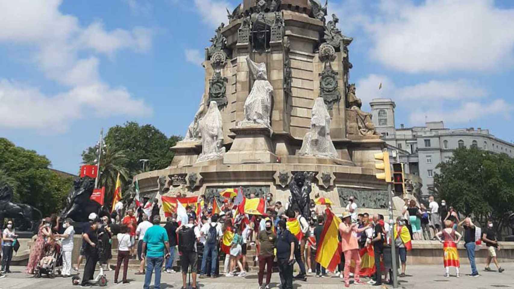 Manifestantes de Vox se concentran alrededor de la estatuta de Colón, en Barcelona