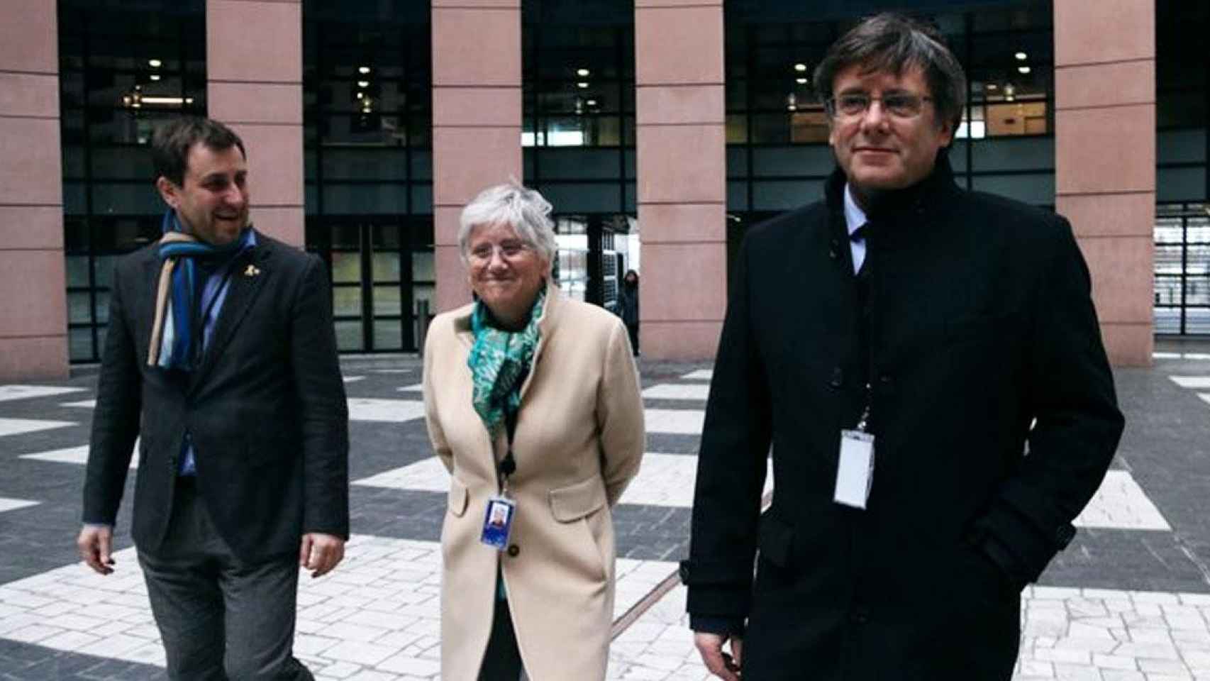 Clara Ponsatí (en la imagen con Toni Comín y Carles Puigdemont en el Parlamento europeo) es el último fichaje del Institut d'Estudis Catalans / JXCAT