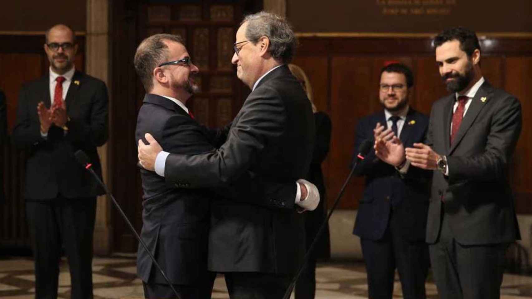 El presidente catalán Quim Torra (derecha) abraza a Alfred Bosch, quien ha dimitido como consejero de Acción Exterior en el marco de la guerra JxCat-ERC / JORDI BEDMAR
