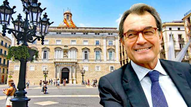 Artur Mas, ocultando unas tijeras a su espalda y delante de la Generalitat / FOTOMONTAJE CG