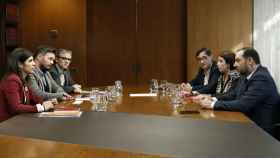 Vilalta, Rufián y Jové, de ERC, junto a la delegación del PSOE, con Ábalos, Lastra e Illa. Imagen del artículo 'Que nos cojan confesados' / EFE