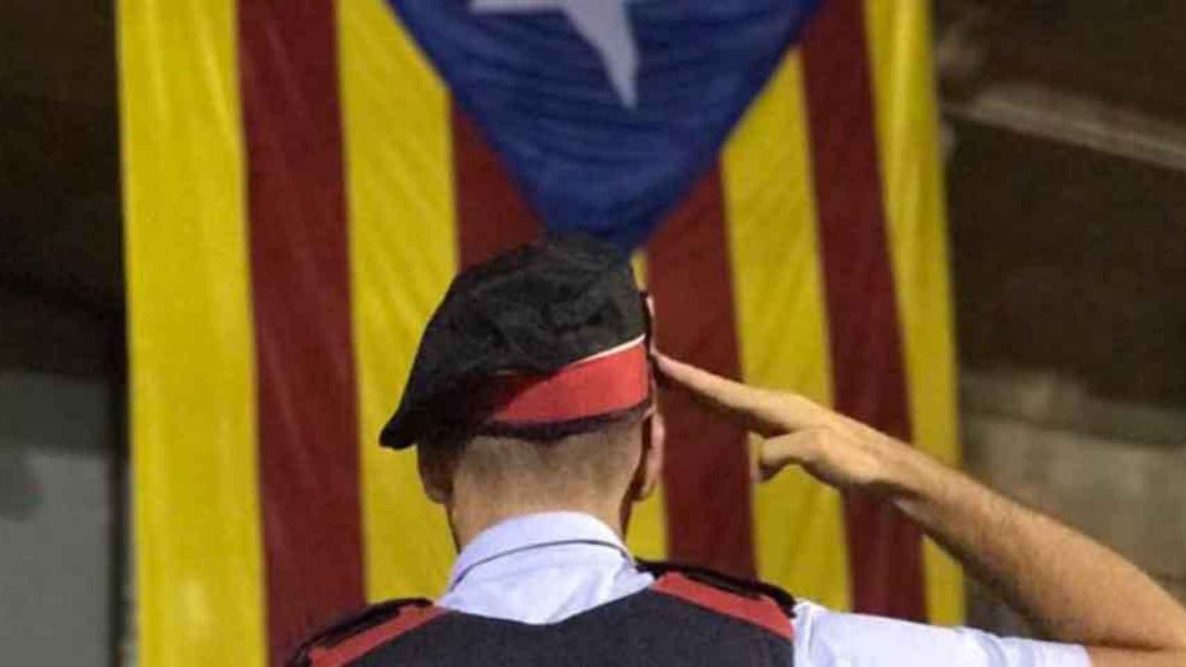 Mossos independentistas. Imagen de un 'mosso' saludando la estelada, una bandera no oficial en Cataluña / TWITTER