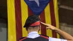 Mossos independentistas. Imagen de un 'mosso' saludando la estelada, una bandera no oficial en Cataluña / TWITTER