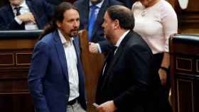Pablo Iglesias (i) y Oriol Junqueras (d) en el Congreso de los diputados / EFE