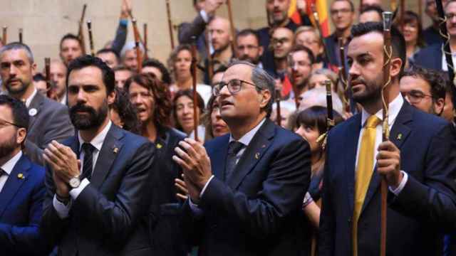 El presidente de la Generalitat, Quim Torra (c), junto al del Parlament, Roger Torrent (i), y los alcaldes independentistas / GOVERN