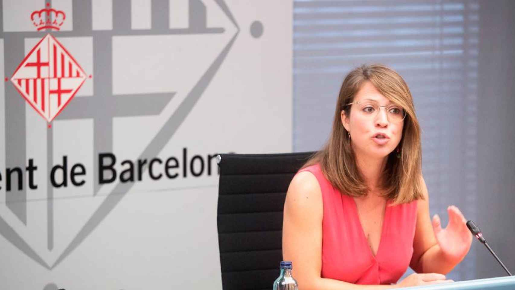 Janet Sanz, teniente de alcalde de Urbanismo de Barcelona, defendiendo el Peuat en rueda de prensa / EFE