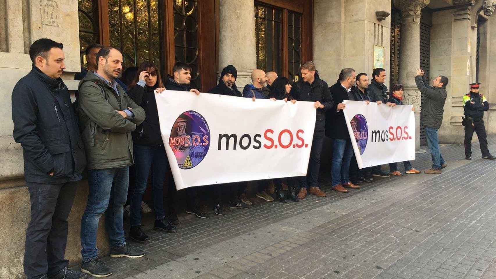 Concentración de Mossos contra los recortes de la Generalitat / @USPAC