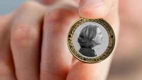 Una persona muestra una moneda acuñada con la cara de Ada Colau, alcaldesa de Barcelona / FOTOMONTAJE DE CG