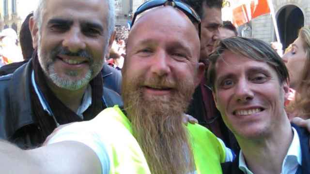 Una imagen de Miguel Ángel Bastenier (dcha.) junto a Carlos Carrizosa y Albert Voltás en una manifestación de SCC Crisis de Ciudadanos en Sitges tras la renuncia concejal