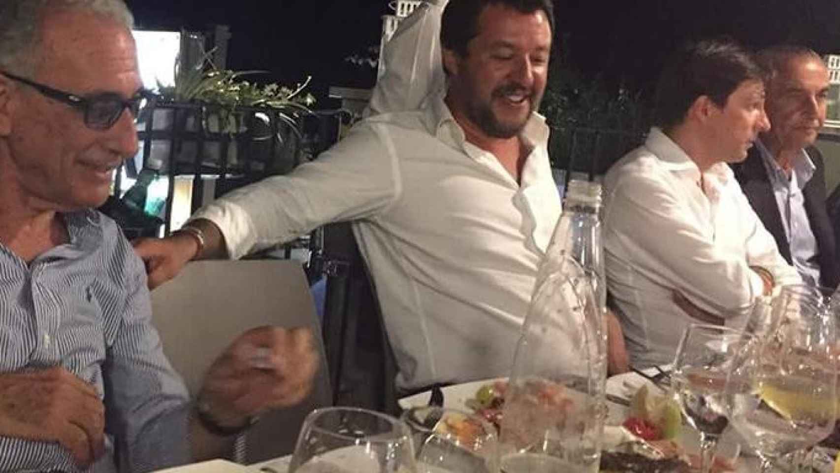 El ministro de Interior italiano, Matteo Salvini, de fiesta durante el derrumbe del puente de Génova / TWITTER