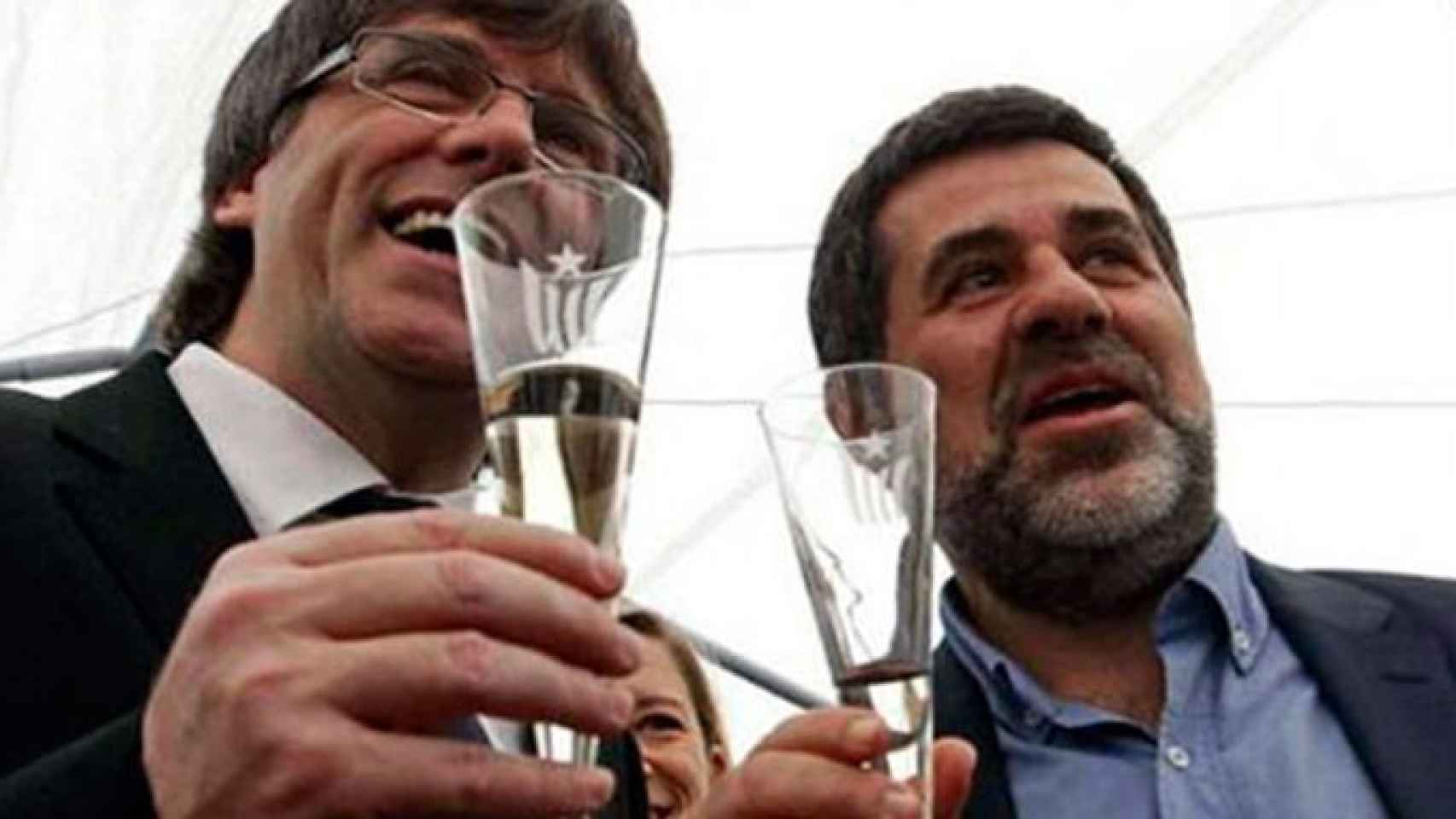 Carles Puigdemont junto a su sucesor como candidato a la presidencia de la Generalitat, el encarcelado Jordi Sánchez, en una imagen de archivo / EFE