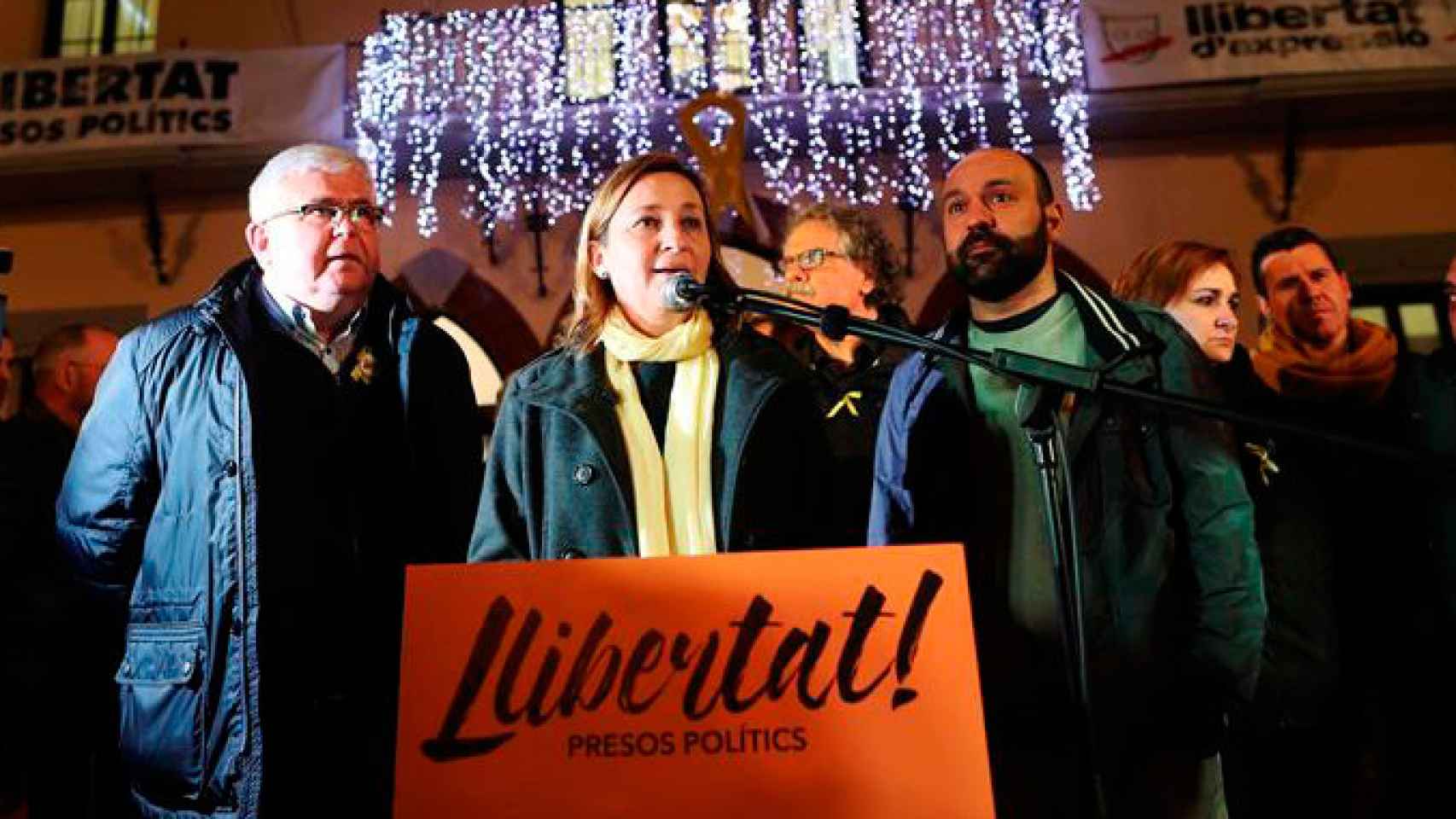 La alcaldesa de Sant Vicenç dels Horts, Maite Aymerich, durante la concentración convocada por entidades soberanistas en apoyo al exvicepresidente del Govern Oriol Junqueras / EFE