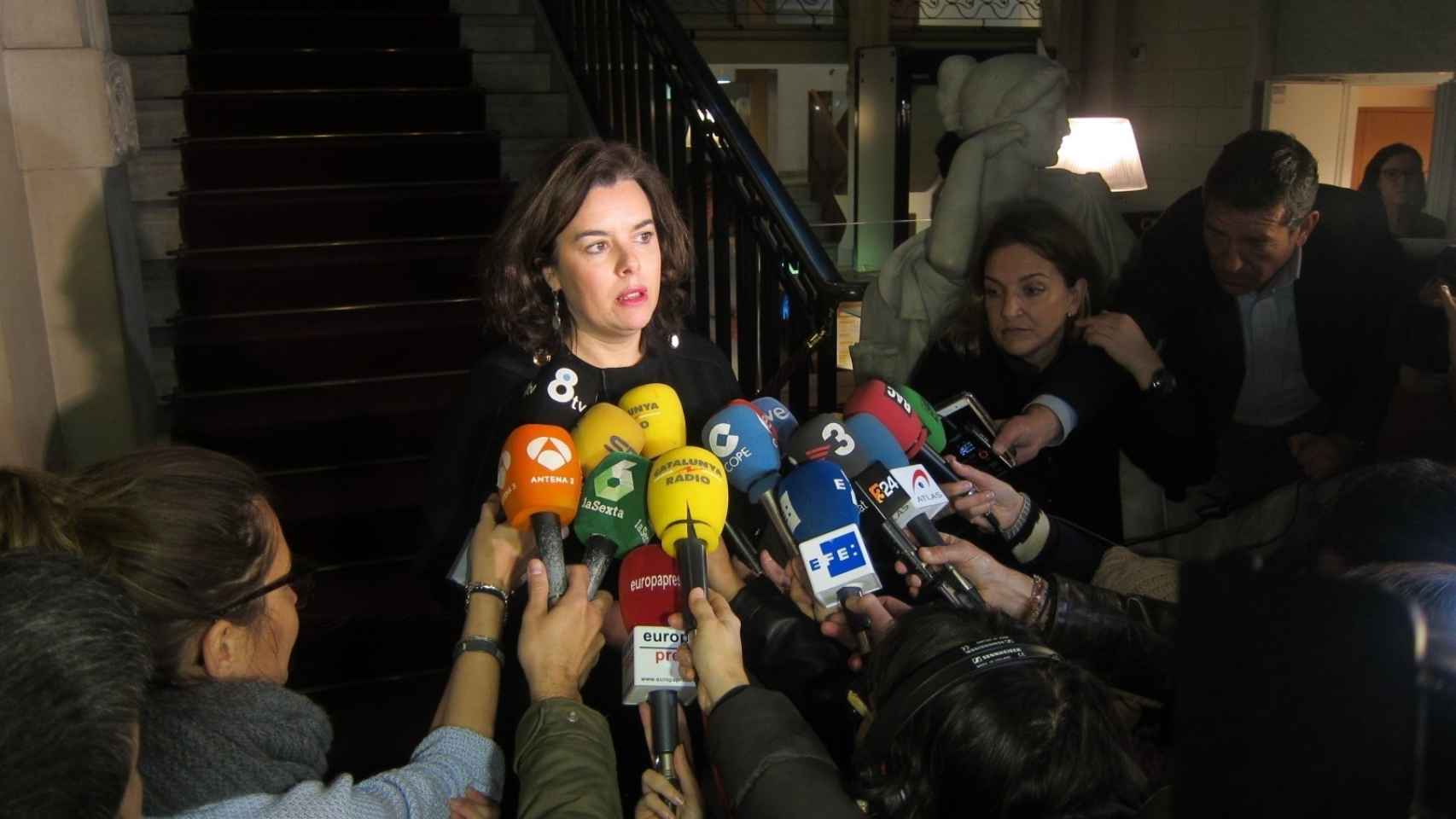 Soraya Sáenz de Santamaría atiende a los medios en la Consejería de Economía de la Generalitat tras su reunión con Oriol Junqueras / EUROPA PRESS