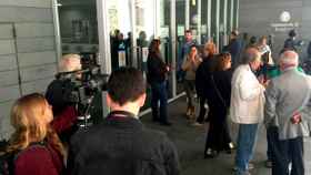 Varios ciudadanos y medios de comunicación ante el Ayuntamiento de Badalona, abierto este 12-O / CG