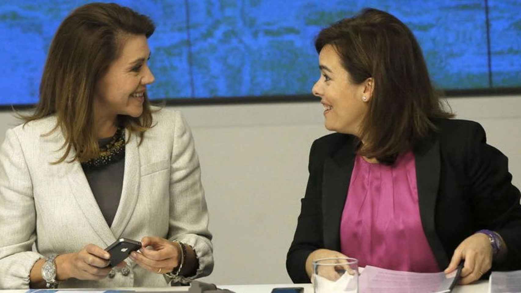 María Dolores de Cospedal (izquierda) y Soraya Sánez de Santamaría (derecha) en una imagen de archivo de octubre de 2014.