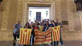 Los integrantes de la candidatura de Compromís en Benicarló (Castellón) celebran los resultados de las elecciones municipales con dos grandes 'esteladas'