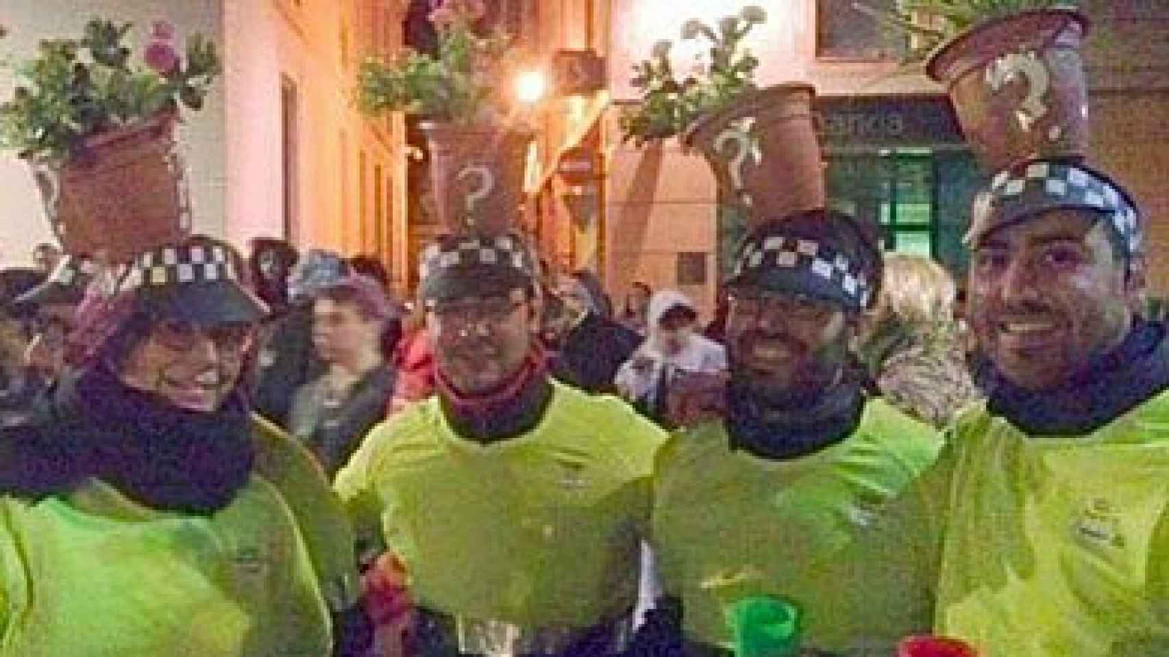 Los cuatro jóvenes de Mataró, con el polémico disfraz sobre el 'caso 4F'. El hijo de Fernàndez es el segundo por la derecha