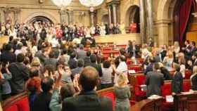 Los diputados autonómicos aplauden a la tribuna de invitados, donde se encontraban miembros de entidades gays y lesbianas, después de aprobarse la ley contra la homofobia.