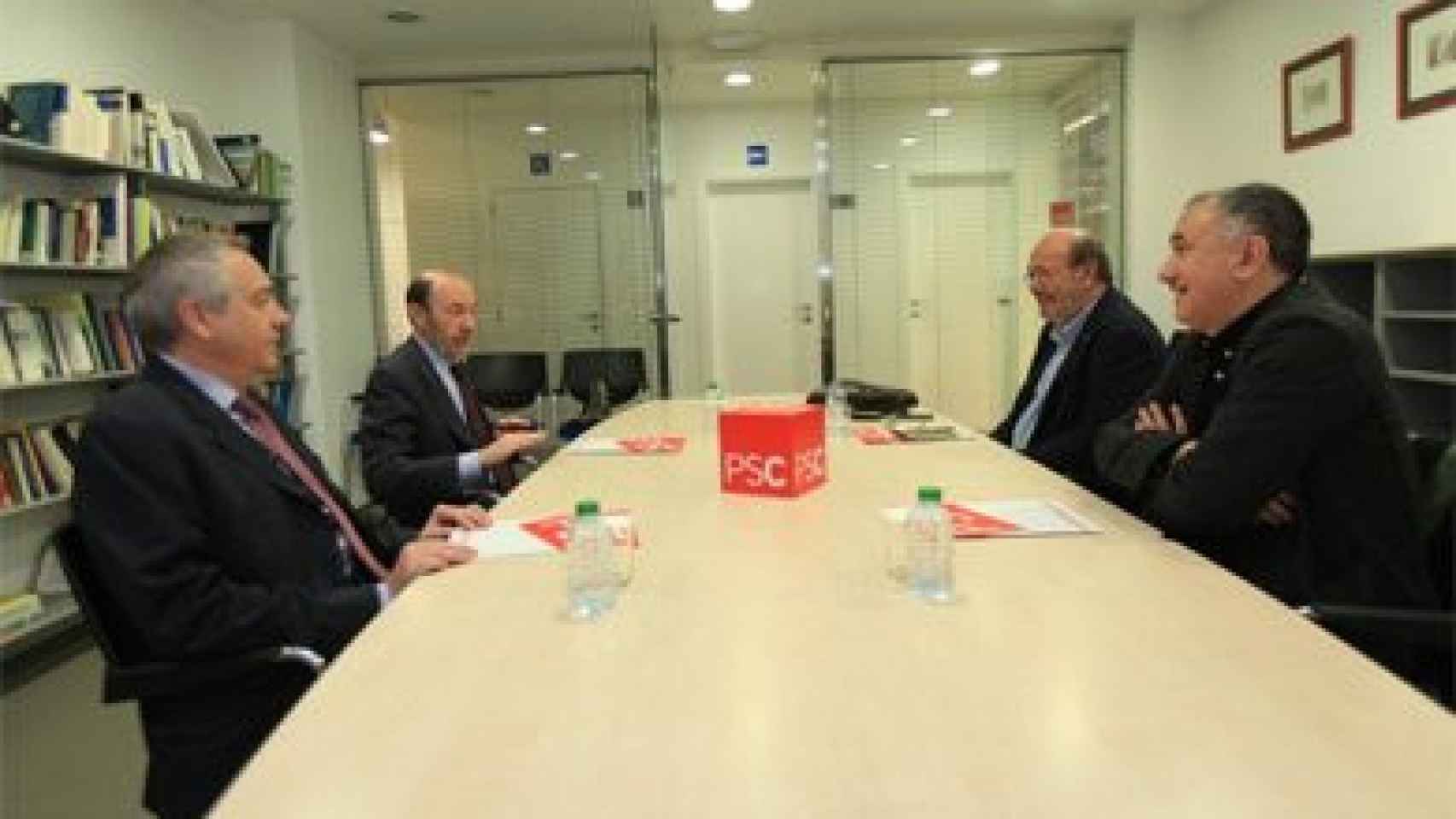 Los líderes de PSC y PSOE, Pere Navarro y Alfredo Pérez Rubalcaba, reunidos con los secretarios generales de UGT y CCOO de Cataluña, Josep Maria Álvarez y Joan Carles Gallego