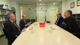Los líderes de PSC y PSOE, Pere Navarro y Alfredo Pérez Rubalcaba, reunidos con los secretarios generales de UGT y CCOO de Cataluña, Josep Maria Álvarez y Joan Carles Gallego