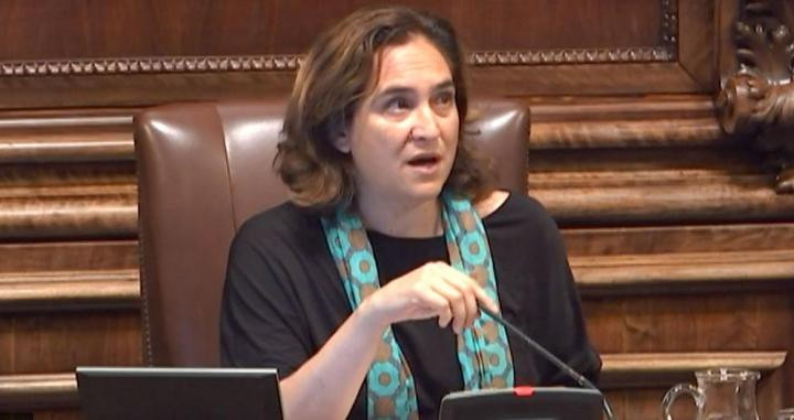 La alcaldesa de Barcelona, Ada Colau, durante la sesión plenaria / AJUNTAMENT BARCELONA