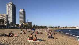Panorámica de la playa de Somorrostro de Barcelona con cielos despejados y soleados / EP
