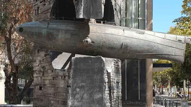 La réplica vandalizada del submarino de Monturiol en Barcelona - ESPAI SUBIRACHS