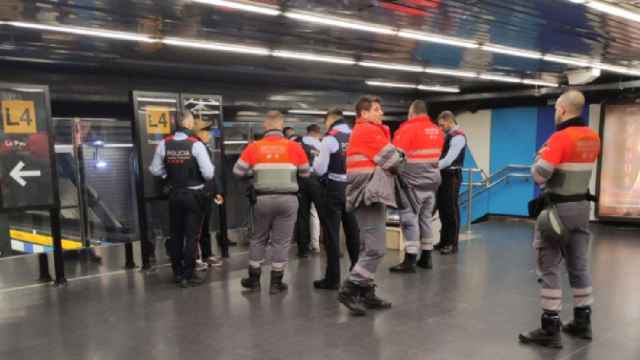 Los Mossos detienen a dos carteristas en el metro de Barcelona por hurtar móviles / CEDIDA